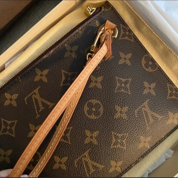 💛SOLD💛Louis Vuitton wristlet - Picture 4 of 9
